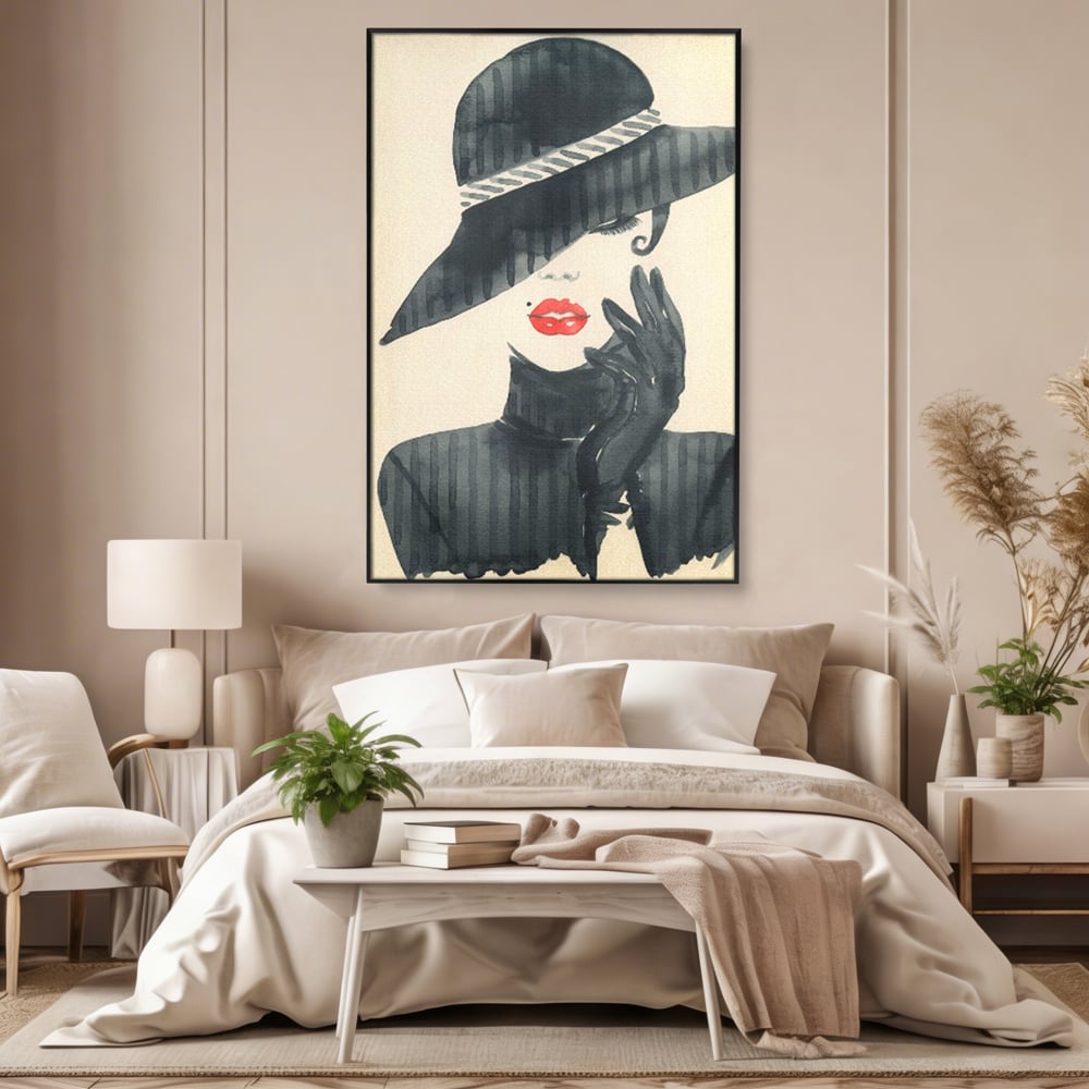 Tablou canvas cu ilustratie moda femeie cu palarie si buze rosii, in rama de aluminiu negru, pe perete intr-un dormitor